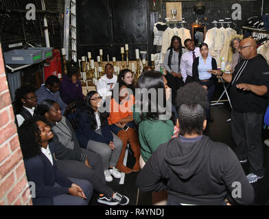 James Monroe Iglehart con gli studenti durante la Fondazione Rockefeller e il Gilder Lehrman Institute of American History sponsorizzato studente di scuola superiore #eduHam matinée prestazioni di 'Hamilton' Q & A al Richard Rodgers Theatre nel novembre 28, 2018 a New York City. Credito: Walter McBrde/MediaPunch Foto Stock