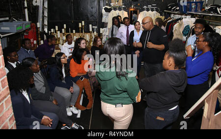 James Monroe Iglehart con gli studenti durante la Fondazione Rockefeller e il Gilder Lehrman Institute of American History sponsorizzato studente di scuola superiore #eduHam matinée prestazioni di 'Hamilton' Q & A al Richard Rodgers Theatre nel novembre 28, 2018 a New York City. Credito: Walter McBrde/MediaPunch Foto Stock