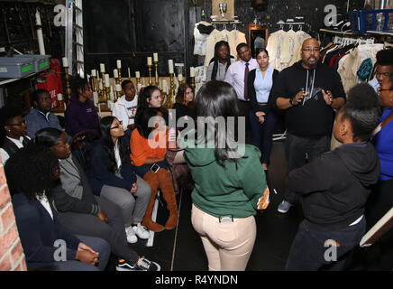 James Monroe Iglehart con gli studenti durante la Fondazione Rockefeller e il Gilder Lehrman Institute of American History sponsorizzato studente di scuola superiore #eduHam matinée prestazioni di 'Hamilton' Q & A al Richard Rodgers Theatre nel novembre 28, 2018 a New York City. Credito: Walter McBrde/MediaPunch Foto Stock