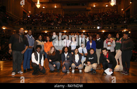 James Monroe Iglehart con gli studenti durante la Fondazione Rockefeller e il Gilder Lehrman Institute of American History sponsorizzato studente di scuola superiore #eduHam matinée prestazioni di 'Hamilton' Q & A al Richard Rodgers Theatre nel novembre 28, 2018 a New York City. Credito: Walter McBrde/MediaPunch Foto Stock