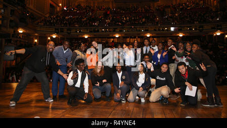 James Monroe Iglehart con gli studenti durante la Fondazione Rockefeller e il Gilder Lehrman Institute of American History sponsorizzato studente di scuola superiore #eduHam matinée prestazioni di 'Hamilton' Q & A al Richard Rodgers Theatre nel novembre 28, 2018 a New York City. Credito: Walter McBrde/MediaPunch Foto Stock