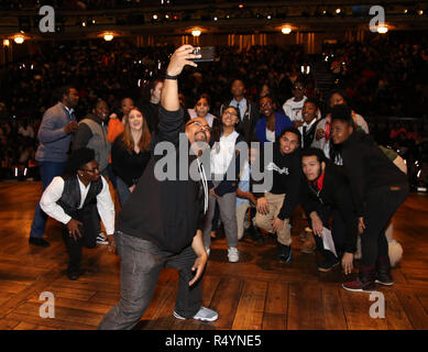 James Monroe Iglehart e gli studenti durante la Fondazione Rockefeller e il Gilder Lehrman Institute of American History sponsorizzato studente di scuola superiore #eduHam matinée prestazioni di 'Hamilton' Q & A al Richard Rodgers Theatre nel novembre 28, 2018 a New York City. Credito: Walter McBrde/MediaPunch Foto Stock