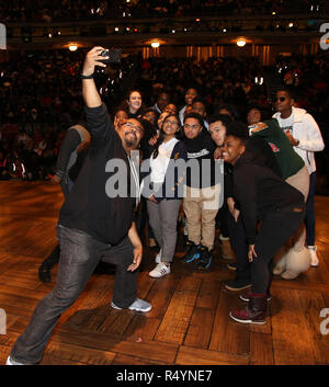 James Monroe Iglehart con gli studenti durante la Fondazione Rockefeller e il Gilder Lehrman Institute of American History sponsorizzato studente di scuola superiore #eduHam matinée prestazioni di 'Hamilton' Q & A al Richard Rodgers Theatre nel novembre 28, 2018 a New York City. Credito: Walter McBrde/MediaPunch Foto Stock