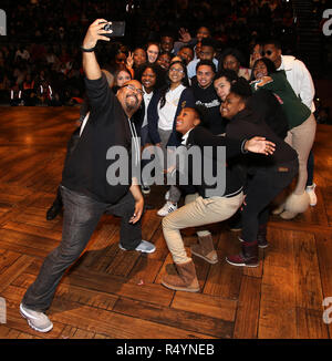 James Monroe Iglehart con gli studenti durante la Fondazione Rockefeller e il Gilder Lehrman Institute of American History sponsorizzato studente di scuola superiore #eduHam matinée prestazioni di 'Hamilton' Q & A al Richard Rodgers Theatre nel novembre 28, 2018 a New York City. Credito: Walter McBrde/MediaPunch Foto Stock