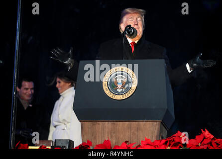 Il Presidente degli Stati Uniti, Trump accompagnato con la prima signora Melania Trump parla durante il 2018 National albero di Natale cerimonia di illuminazione a ellisse vicino alla Casa Bianca di Washington il 28 novembre 2018. Con il presidente e la first lady è Antonio Sabàto Jr Credito: Oliver Contreras/Piscina via CNP /MediaPunch Foto Stock