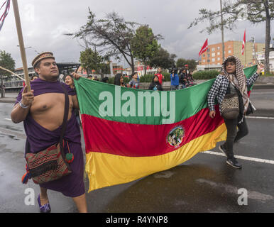 Novembre 28, 2018 - comunità indigena partecipa nel marzo di studenti per la pubblica istruzione a Bogotà Credito: Daniel Garzon Herazo/ZUMA filo/Alamy Live News Foto Stock
