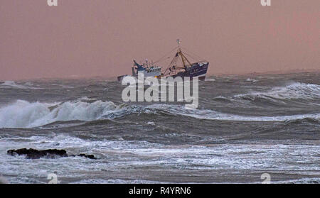 Swansea, Wales, Regno Unito. Il 29 Novembre, 2018. Regno Unito Meteo. Un lone peschereccio lotte in mari tempestosi, spegnere il Mumbles promontorio vicino a Swansea questa mattina come tempesta Diana pastelle il Regno Unito. Credito: Phil Rees/Alamy Live News Foto Stock