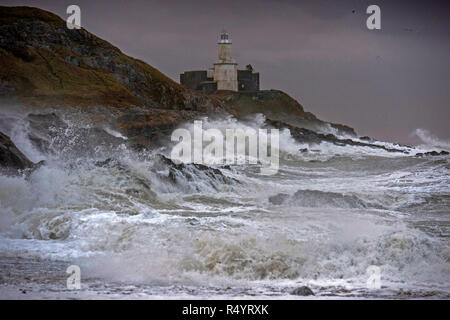 Swansea, Wales, Regno Unito. Il 29 Novembre, 2018. Regno Unito Meteo. Tempesta Diana batte le coste all'iconico Mumbles Lighthouse vicino a Swansea questa mattina. Credito: Phil Rees/Alamy Live News Foto Stock