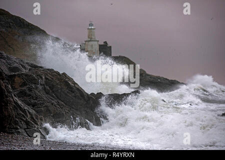 Swansea, Wales, Regno Unito. Il 29 Novembre, 2018. Regno Unito Meteo. Tempesta Diana batte le coste all'iconico Mumbles Lighthouse vicino a Swansea questa mattina. Credito: Phil Rees/Alamy Live News Foto Stock