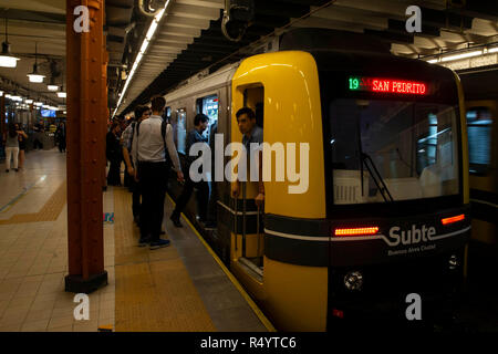 Buenos Aires, Argentina. 28 Nov, 2018. Ai passeggeri di scendere e di un treno della metropolitana che è importato dalla Cina sulla linea A della metropolitana di Buenos Aires, Argentina, su nov. 28, 2018. Cinese-costruito i treni sono offrendo sia pendolari argentino e conduttori comode passeggiate, secondo la gente del posto. Credito: Li Ming/Xinhua/Alamy Live News Foto Stock