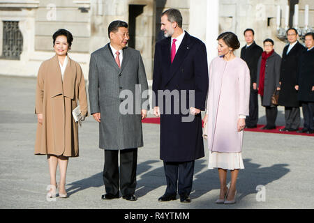 Madrid, Spanien. 28 Nov, 2018. Xi Jinping con moglie Peng Liyuan, re Felipe VI. della Spagna e la Regina Letizia di Spagna presso l'apertura ufficiale del Presidente cinese presso il Palacio Real. Madrid, 28.11.2018 | Utilizzo di credito in tutto il mondo: dpa/Alamy Live News Foto Stock