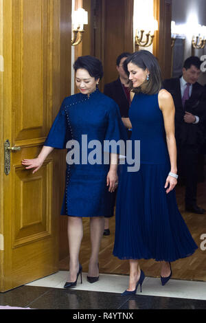 Madrid, Spanien. 27 Nov, 2018. Peng Liyuan e Regina Letizia di Spagna presso la reception per il presidente cinese Xi Jinping nel Palacio de la Zarzuela. Madrid, 27.11.2018 | Utilizzo di credito in tutto il mondo: dpa/Alamy Live News Foto Stock