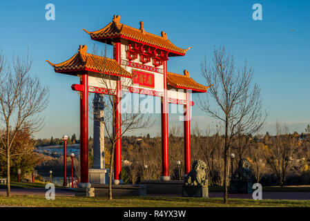 Gate cinesi, Giardino Cinese, Louise McKinney Riverfront Park, Edmonton, Alberta, Canada Foto Stock