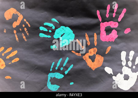 Stampe a colori di capretto con le mani in mano su un foglio bianco. Foto Stock