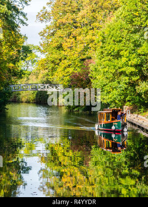 Viaggiare in Barca sotto la passerella, at, Cookham serratura, Cookham, RiverThames, Berkshire, Inghilterra, Regno Unito, GB. Foto Stock