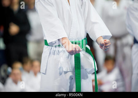 Giovane e bella e di successo di The Karate Kid - La leggenda continua in posizione di karate. Competizione Sportiva. Foto Stock