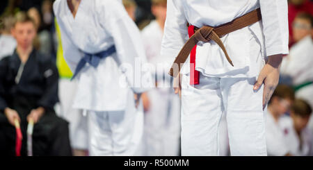 Giovane e bella e di successo di The Karate Kid - La leggenda continua in posizione di karate. Competizione Sportiva. Foto Stock