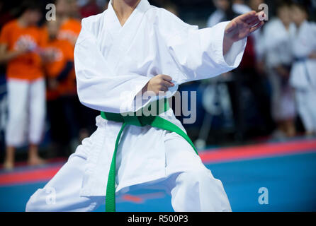 Giovane e bella e di successo di The Karate Kid - La leggenda continua in posizione di karate. Competizione Sportiva. Foto Stock