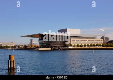 Copenhagen, Danimarca - 26 Giugno 2018: vista esterna di Copenaghen opera house, costructued 2001-2004 in stile neo-futurismo stile, situato a Holmen. Foto Stock