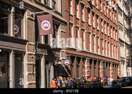 Gli acquirenti di attendere in linea per entrare in Canada Goose Store SoHo di New York, Stati Uniti d'America Foto Stock
