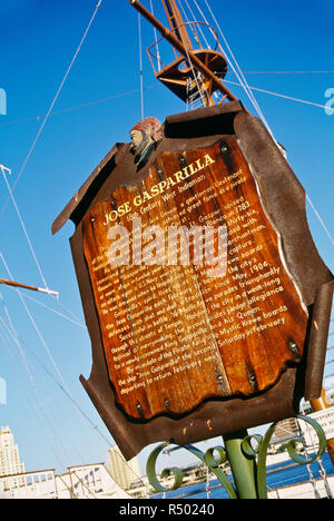 Segno di fronte al Jose Gasparilla Pirate Ship, Tampa, STATI UNITI D'AMERICA Foto Stock