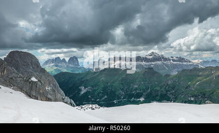 Drammatico paesaggio di Sella Gruppe, un gruppo di montagne in italiano ski resort Foto Stock