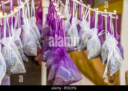 Sacchi di lavanda essiccata cantato nel mercato locale Foto Stock