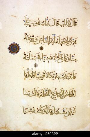 Pagina di testo dal Corano con un medaglione illuminato. Il sultano Baybars' Corano. Il Cairo, 1304-06. Pagina di testo del Corano con un medaglione illuminato per indicare la fine di un decimo versetto . Immagine presa dal Sultano Baybars' Corano . Originariamente pubblicato/prodotto in Cairo, 1304-06. . Fonte: Aggiungi. 22409, f.92. Lingua: Arabo. Foto Stock