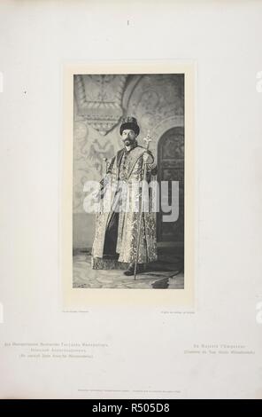 Sa maestà l'Empereur. Nicholas II (Russo: ÐÐ'ÐºÐ¾Ð"Ð°Ð¹ II, ÐÐ'ÐºÐ¾Ð"Ð°Ð¹ ÐÐ"ÐµÐºÑÐ°Ð½Ð'Ñ€Ð¾Ð²Ð'Ñ‡ Ð Ð¾Ð¼Ð°Ð½Ð¾Ð², tr. Nikolai II, Nikolai Alexandrovich Romanov [nÊ²ÉªkÉËˆlaj ftÉËˆroj, nÊ²ÉªkÉËˆlaj ÉlÊ²ÉªËˆksandrÉ™vÊ²ÉªtÉ• rÉËˆmanÉ™f]) (18 maggio [O.S. 6 maggio] 1868 â€" 17 luglio 1918) era l'ultimo imperatore della Russia. Egli è stato eseguito con la sua famiglia dal Bolsheviks. . ÐÐ"ÑOEÐ±Ð¾Ð¼ÑŠ ÐºÐ¾ÑÑ'ÑŽÐ¼Ð'Ñ€Ð¾Ð²Ð°Ð½Ð½Ð°Ð³Ð¾ Ð±Ð°Ð"Ð° Ð²ÑŠ Ð Ð'Ð¼Ð½ÐµÐ¼ÑŠ Ð"Ð²Ð¾Ñ€Ñ†Ñ£ Ð²ÑŠ Ñ"ÐµÐ²Ñ€Ð°Ð"Ñ£ 1903 Ð³. = Album du bal costumeÌ au Palais d'hiver : feÌvrier 1903. S.-Peterburg : EÌ‡kspeditï' a sï'¡iÌ"iï' aï Foto Stock