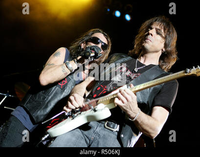 Stephen Pearcy (L) e Warren DeMartini con Ratt esibirsi in concerto al Sound Advice Amphitheater di West Palm Beach, Florida il 1 settembre 2007. Foto Stock