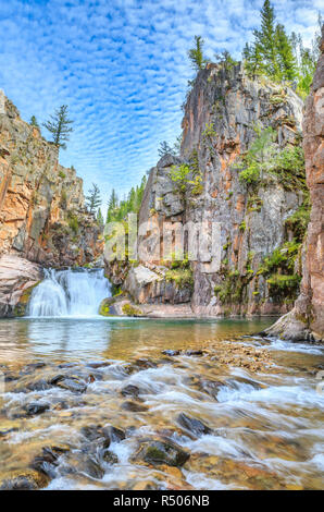 Cascata lungo tenderfoot creek nel piccolo belt le montagne vicino al bianco delle molle di zolfo, montana Foto Stock