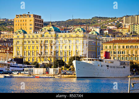 Città di Rijeka waterfront barche e vista di architettura Foto Stock