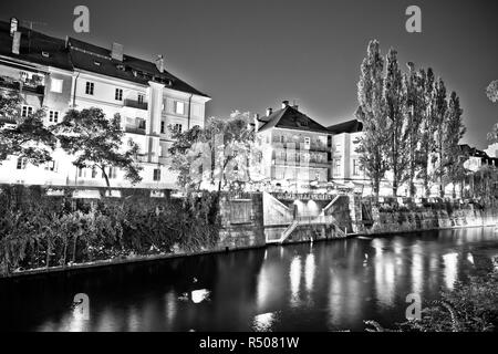 Il fiume di Lubiana e waterfront sera visualizzazione bianco e nero Foto Stock