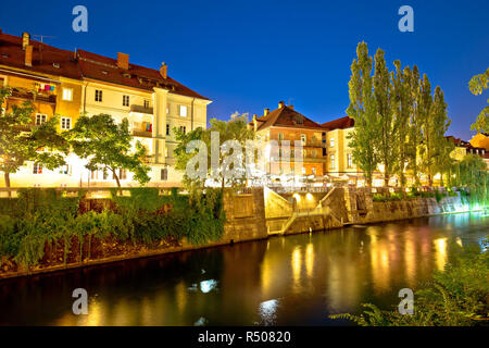 Fiume Ljubljanica waterfront di Lubiana in vista serale Foto Stock