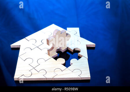 Puzzle in legno attendere per adempiere home forma per costruire casa da sogno o vita felice di concetto per la proprietà, ipotecari e immobiliari investimenti. per salvare o Foto Stock