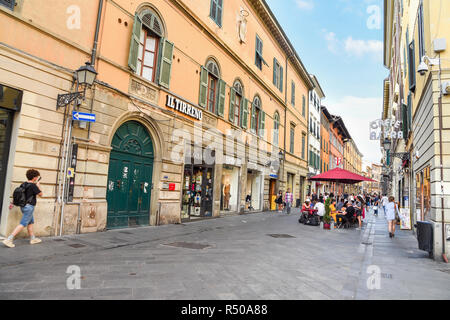 Pisa, Italia - 23 Settembre 2018: via dello shopping Corso Italia nella città vecchia Foto Stock