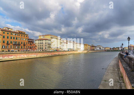 Pisa, Italia - 23 Settembre 2018: vista da un ponte sull argine del fiume Arno Foto Stock