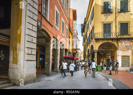 Pisa, Italia - 23 Settembre 2018: Vista Street nella città vecchia Foto Stock