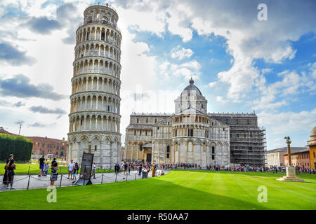 Pisa, Italia - 23 Settembre 2018: la Cattedrale di Pisa e la Torre Pendente. Un sacco di turisti in Piazza dei Miracoli o Piazza dei Miracoli Foto Stock