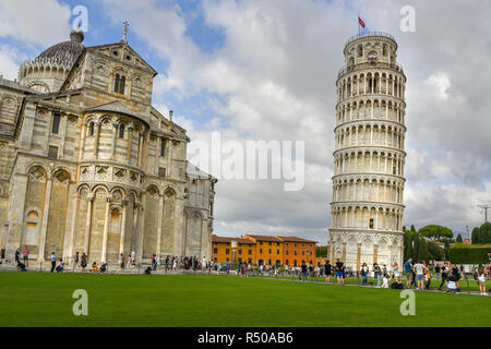 Pisa, Italia - 23 Settembre 2018: la Cattedrale di Pisa e la Torre Pendente. Un sacco di turisti in Piazza dei Miracoli o Piazza dei Miracoli Foto Stock