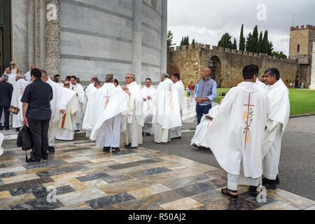 Pisa, Italia - 23 Settembre 2018: sacerdoti alla cattedra di Pisa o Duomo di Santa Maria Assunta Foto Stock