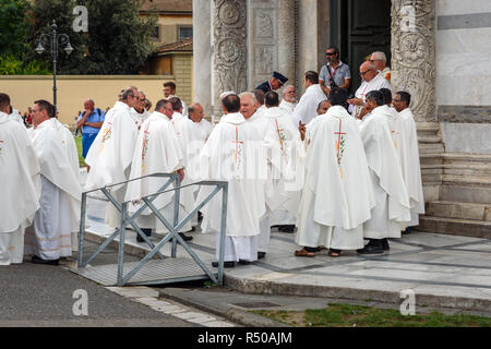 Pisa, Italia - 23 Settembre 2018: sacerdoti alla cattedra di Pisa o Duomo di Santa Maria Assunta Foto Stock