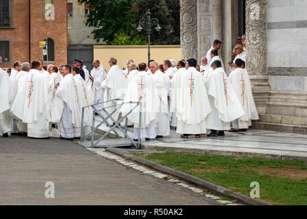 Pisa, Italia - 23 Settembre 2018: sacerdoti alla cattedra di Pisa o Duomo di Santa Maria Assunta Foto Stock