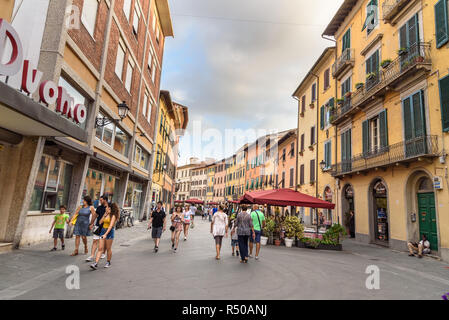 Pisa, Italia - 23 Settembre 2018: vista di via Santa Maria in old town Foto Stock