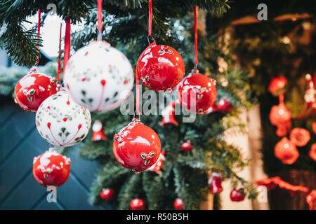 Close up del rosso e del bianco decorazioni natalizie in vendita presso una comunità mercatino di Natale. Foto Stock