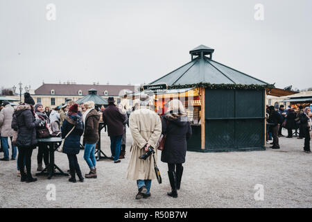 Vienna, Austria - 25 Novembre 2018: la gente camminare all'interno di Natale e Anno Nuovo Mercato al Palazzo di Schönbrunn, uno dei più importanti architettura Foto Stock