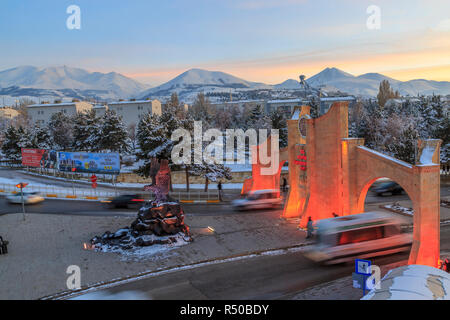 In corrispondenza di Ataturk University di Erzurum, Turchia - 17 Novembre 2018 : Ingresso di Ataturk University durante il tramonto a Erzurum, Turchia Foto Stock