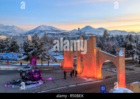 In corrispondenza di Ataturk University di Erzurum, Turchia - 17 Novembre 2018 : Ingresso di Ataturk University durante il tramonto a Erzurum, Turchia Foto Stock