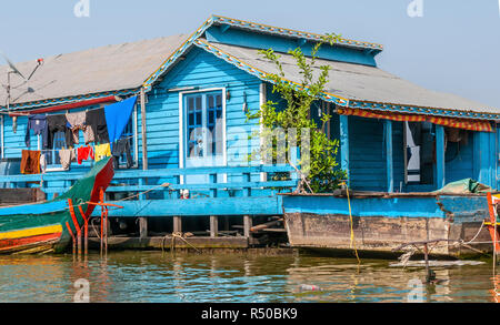 Lago Tonle Sap, in Cambogia. Flottante colorato villaggio di pescatori case sul lago Tonle Sap, il Sud Est asiatico Foto Stock