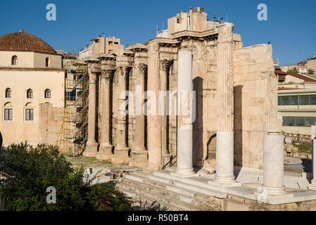 Atene. La Grecia. Resti della parete ovest di Adriana, libreria creata dall'imperatore romano Adriano nel 132 d.c. e la Moschea Tzistarakis (1759, sinistra), n. Foto Stock